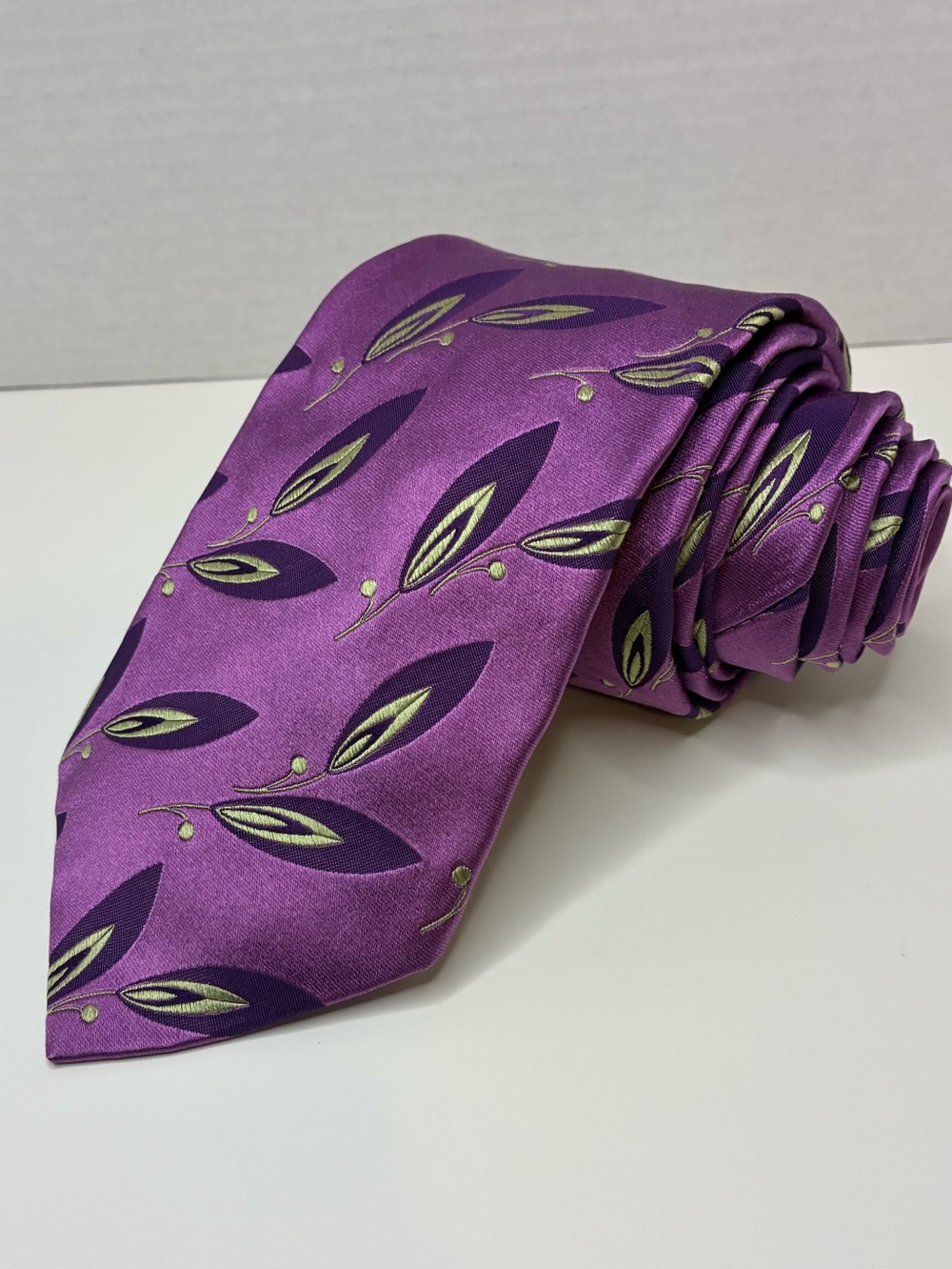 Ted Baker 100% Silk Mens Tie Purple Pink Leaf Motif 100% Silk Dress Necktie
